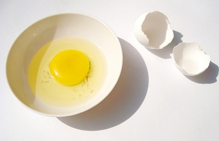 صفار البيض لعلاج جفاف الجلد