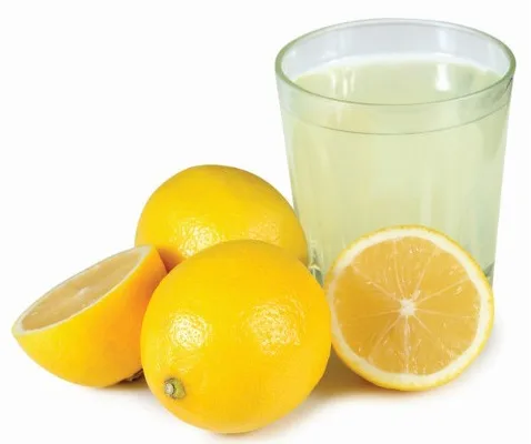 عصير الليمون لإزالة الحبوب من الشفايف