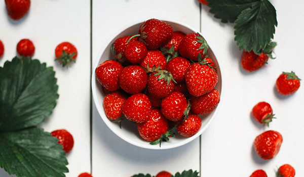 strawberry face masks to get flawless skin 600x350 picmobhome1