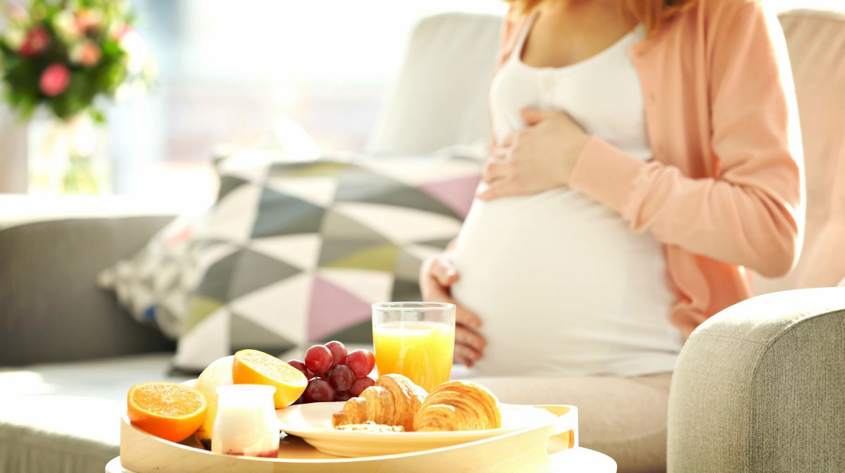 tray healthy breakfast blurred pregnant woman what to eat ss Feature1