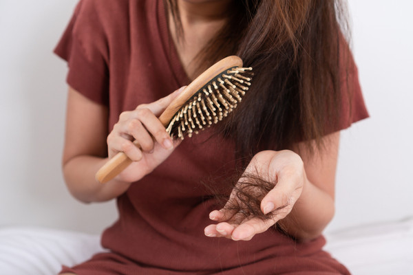العلاجات المنزلية لتساقط الشعر