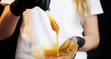 أفضل 8 وصفات بالعسل للتخلص من القشرة
